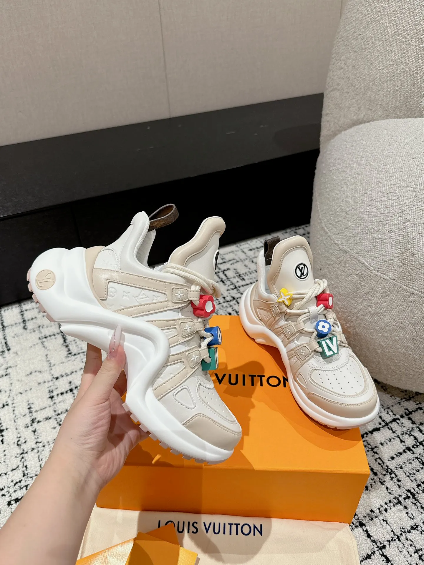 👟👟Ex-factory price 720👟👟 Top version Louis Vuiton·Louis Vuitton 24/ New Chinese Valentine's Day limited edition LV Archlight series arch sole dad shoes casual thick-soled lace-up sneakers Top version 🔝Buy the original version, develop and make goods👍🏻 This LV dad shoe features an eye-catching wavy sole and large tongue. It is equipped with a sporty super-elastic running shoe style rubber outsole, which is very eye-catching. It is also combined with a soft and elastic upper made of a variety of high-tech fabrics, making the upper foot comfortable and soft! ...